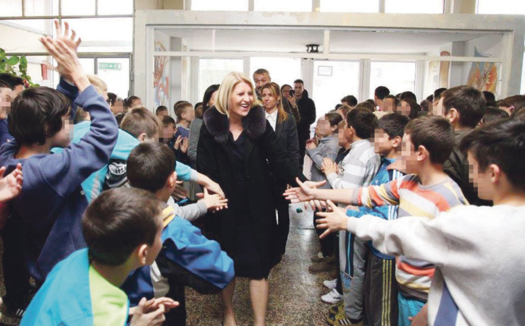 Dragica Nikolić sa osnovcima