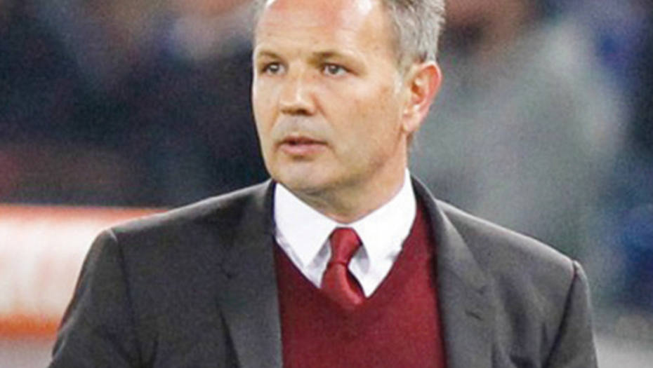 Samouveren  i dok ga svi  smenjuju:  Mihajlović