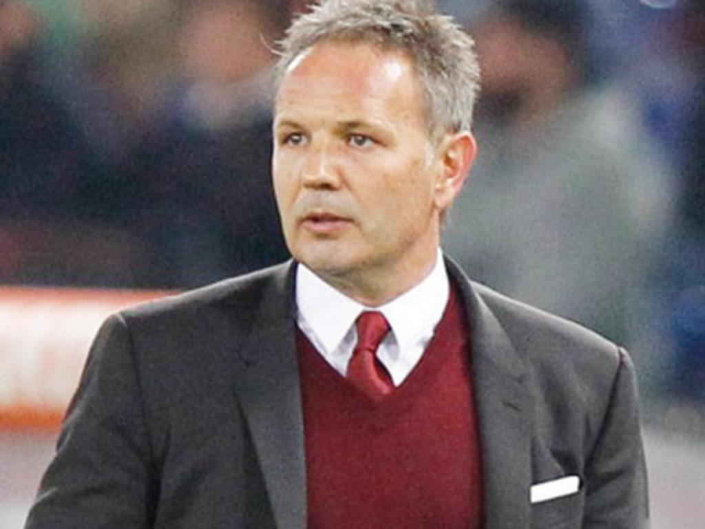 Samouveren  i dok ga svi  smenjuju:  Mihajlović