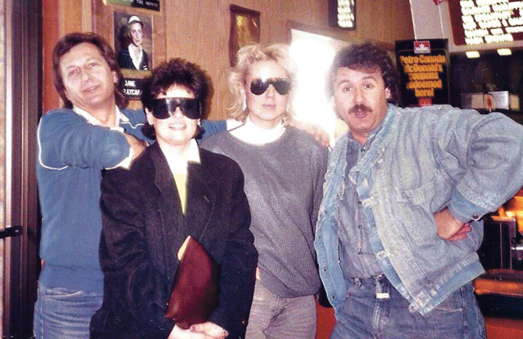 Nekada su se družili: Miroslav,  Mira i Brena sa prijateljem