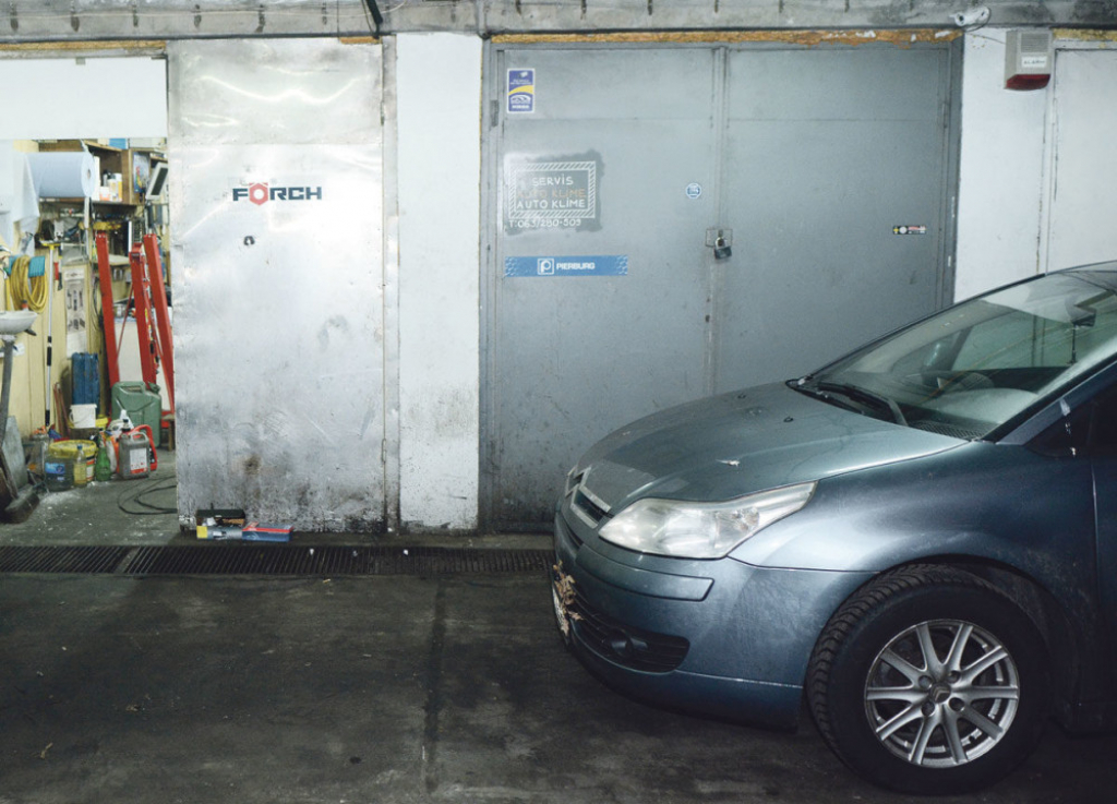 Sporna garaža  i parking mesto 