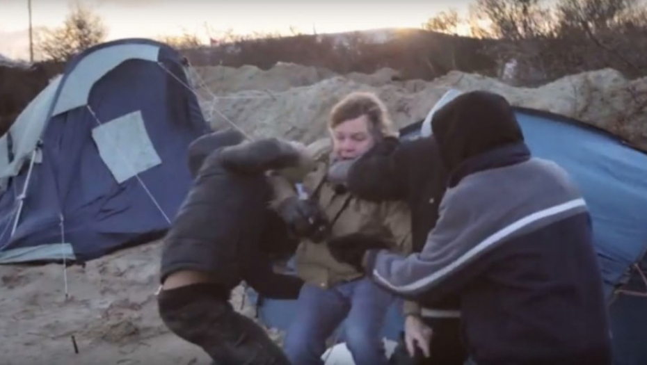 Migranti napali novinare