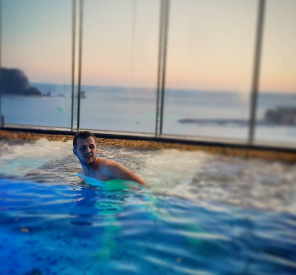 Semir Džanković se kupa u bazenu