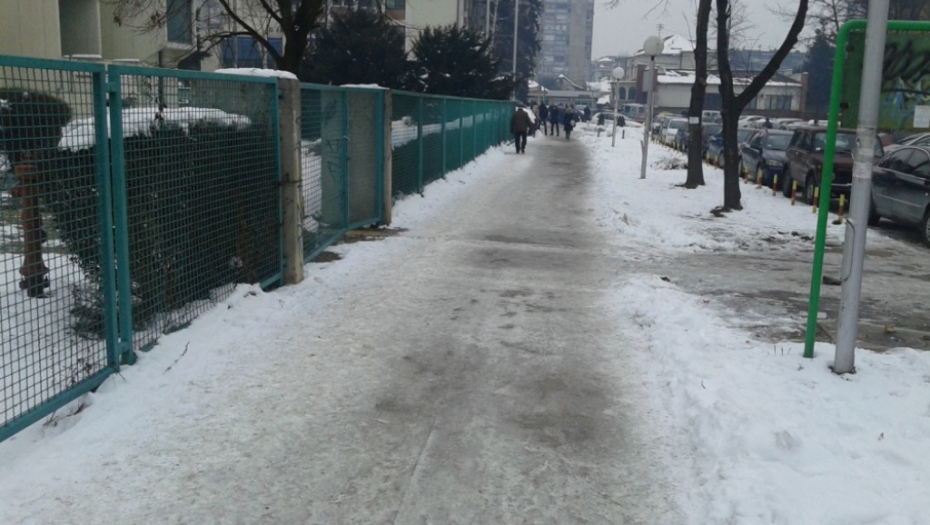 Dom zdravlja Kraljevo trotoar