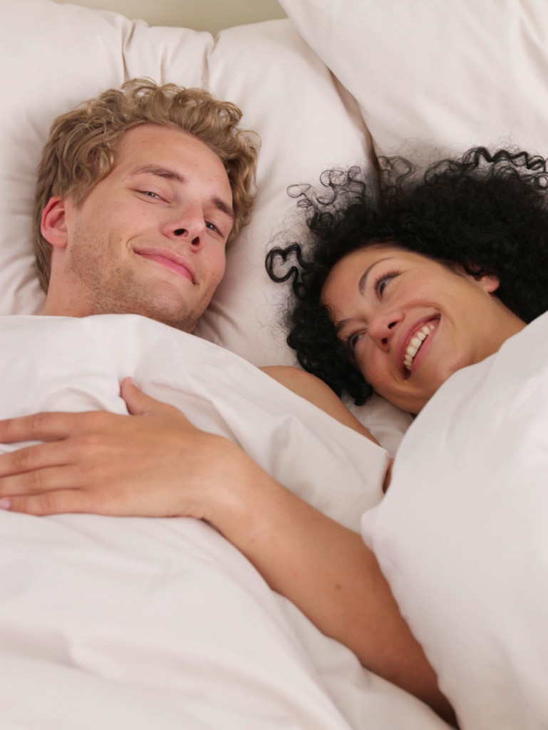 seks par ljubav krevet