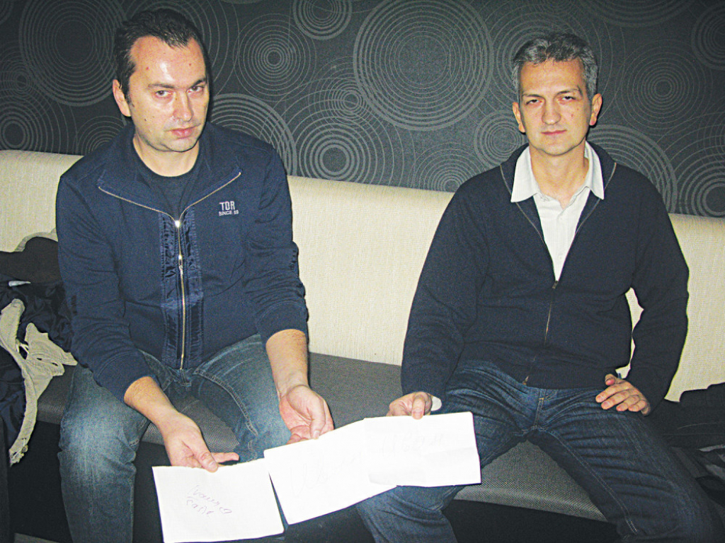 Revoltirani roditelji pokazuju autograme učenika