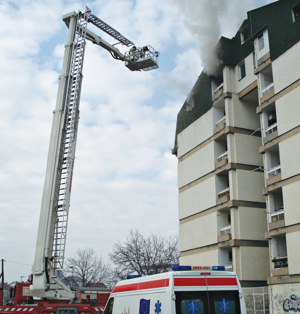 Vatrogasci  evakusali  osam  stanara