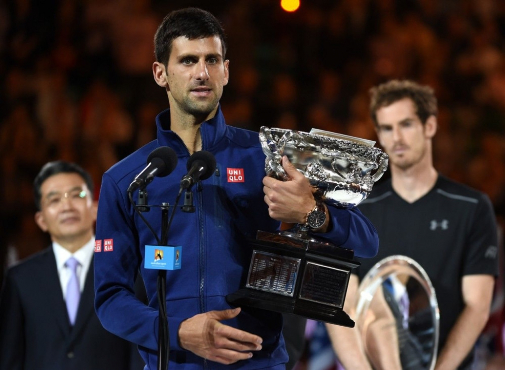 Novak đoković sa peharom Australijan opena