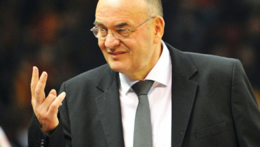 Ne sme da ustaje  sa klupe: Vujošević