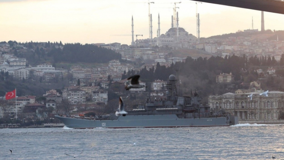Ruski vojni desantni brod Azov prolazi kroz Bosfor
