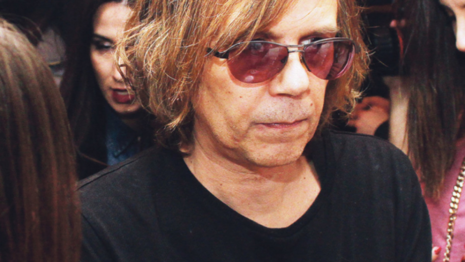 Devojkama  donosio piće:  Srđan Todorović