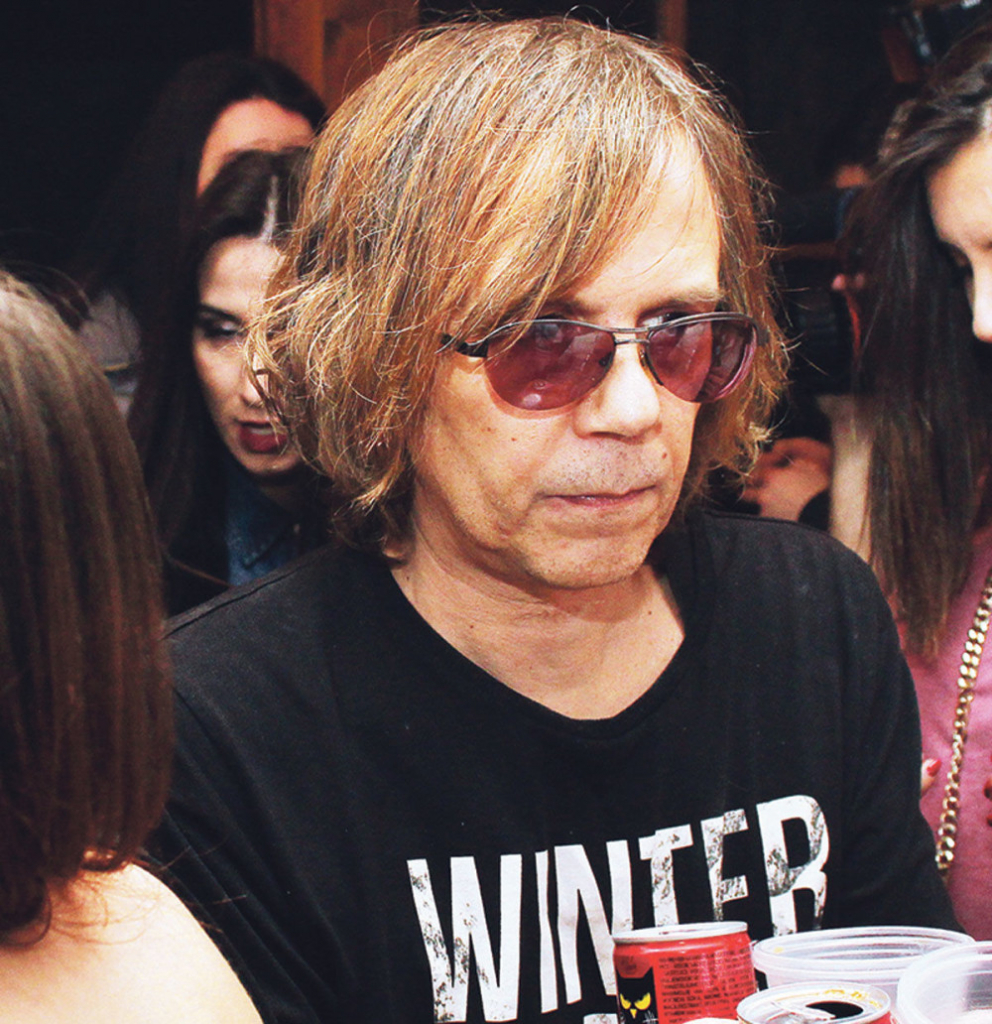 Devojkama  donosio piće:  Srđan Todorović