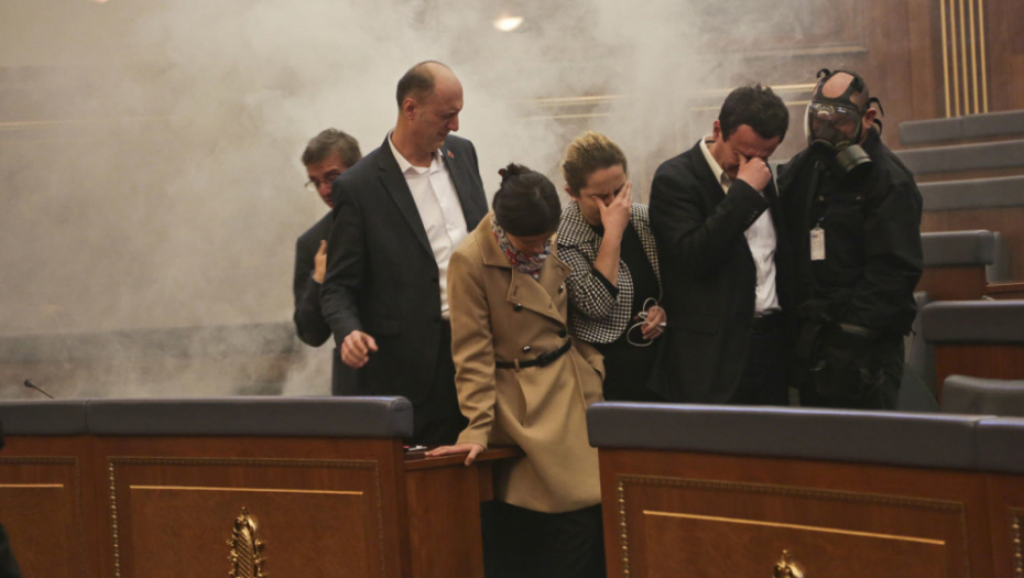 kosovo kosovski parlament skupština suzavac