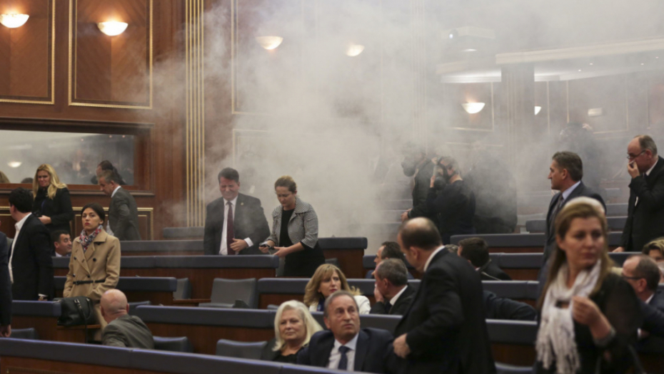 kosovo kosovski parlament skupština suzavac