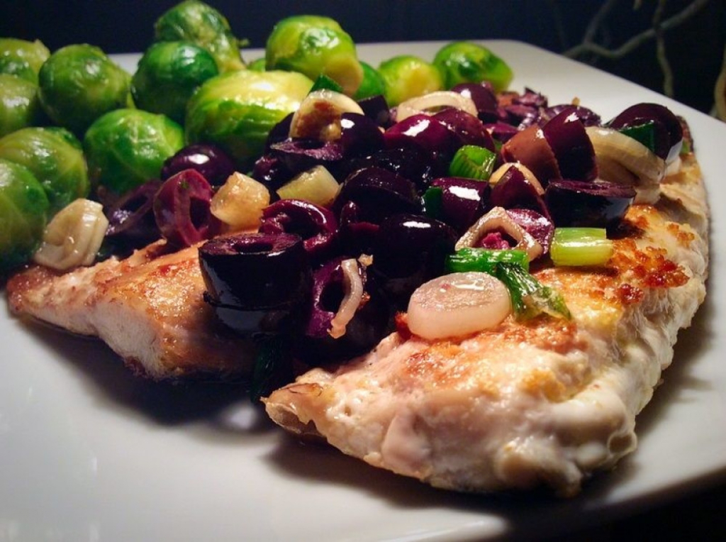 Skuša sa prokeljom i maslinama