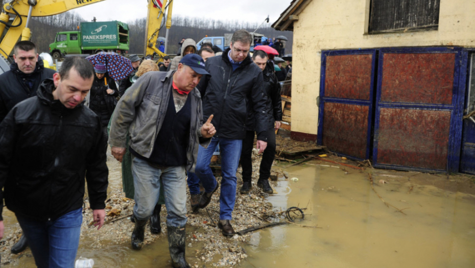 Vučić obilazi poplavljena područja