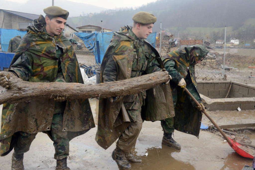 Poplave Vojska Srbije pomaže u Lučanima