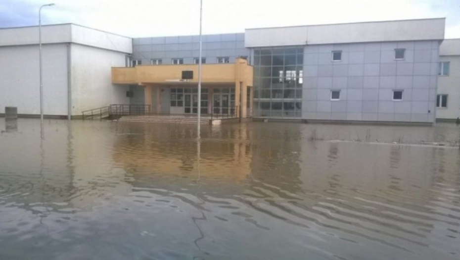 Nadošla voda došla do škole u Lipljanu