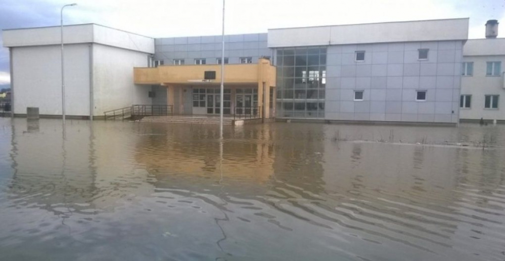 Nadošla voda došla do škole u Lipljanu