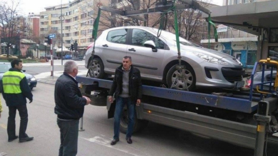 Slikao se kraj auta na pauku