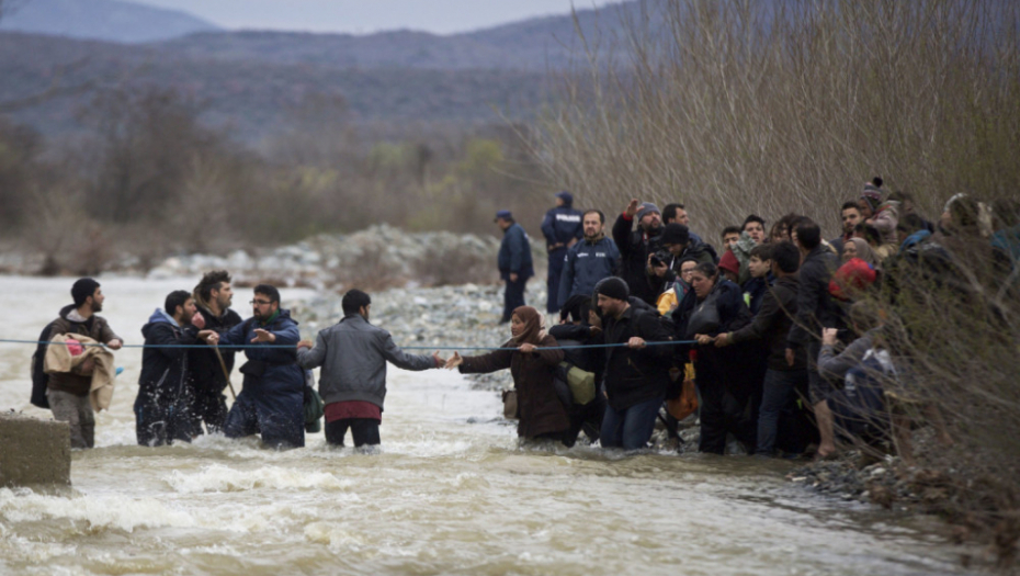 Migranti prelaze reku u Makedoniji