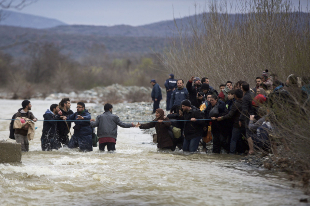 Migranti prelaze reku u Makedoniji