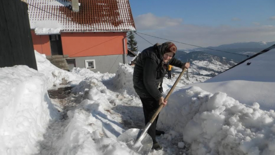 Baka u Pravoševi čisti sneg