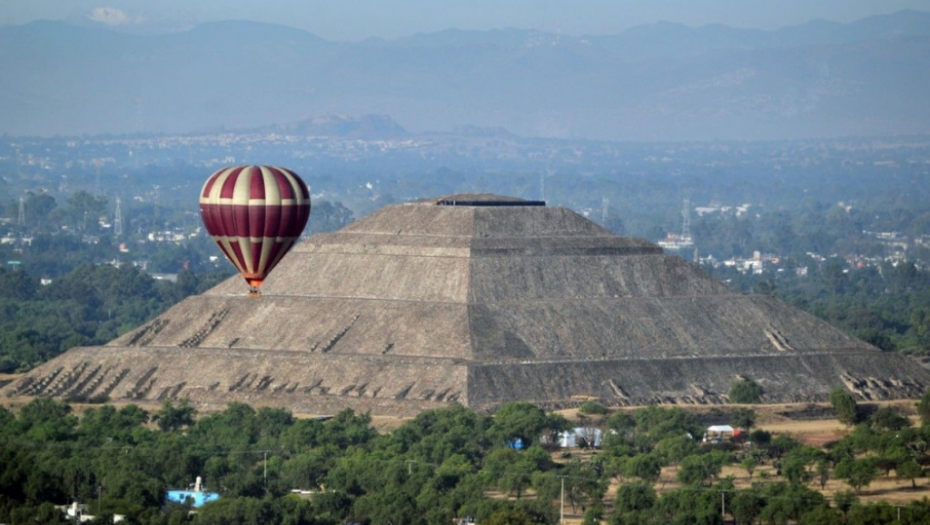 Balon iznad piramide