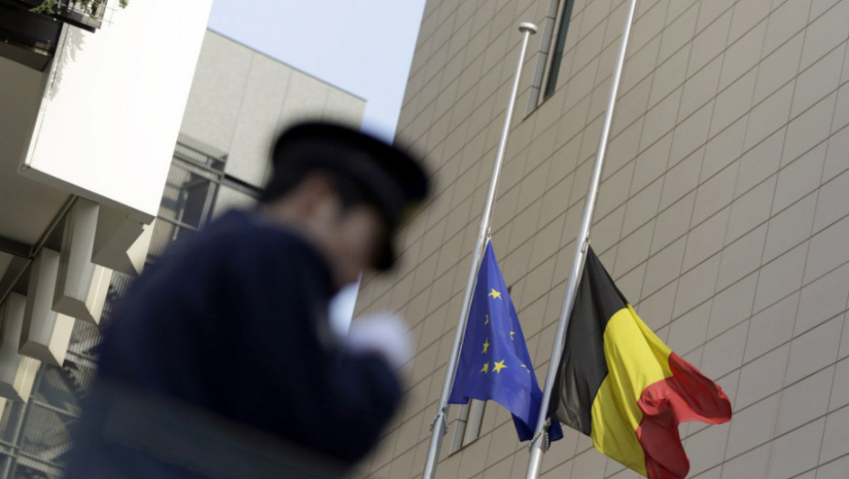 Belgijska i zastava EU na pola koplja