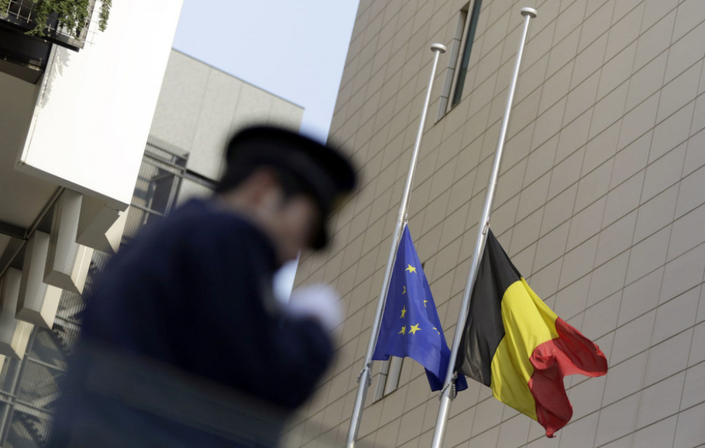 Belgijska i zastava EU na pola koplja