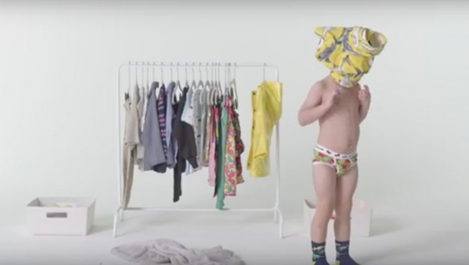 Dete se prvi put samostalno oblači