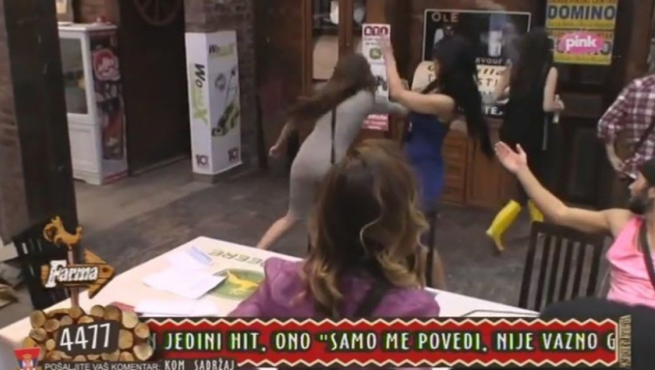 Marija poliva Cecu vodom