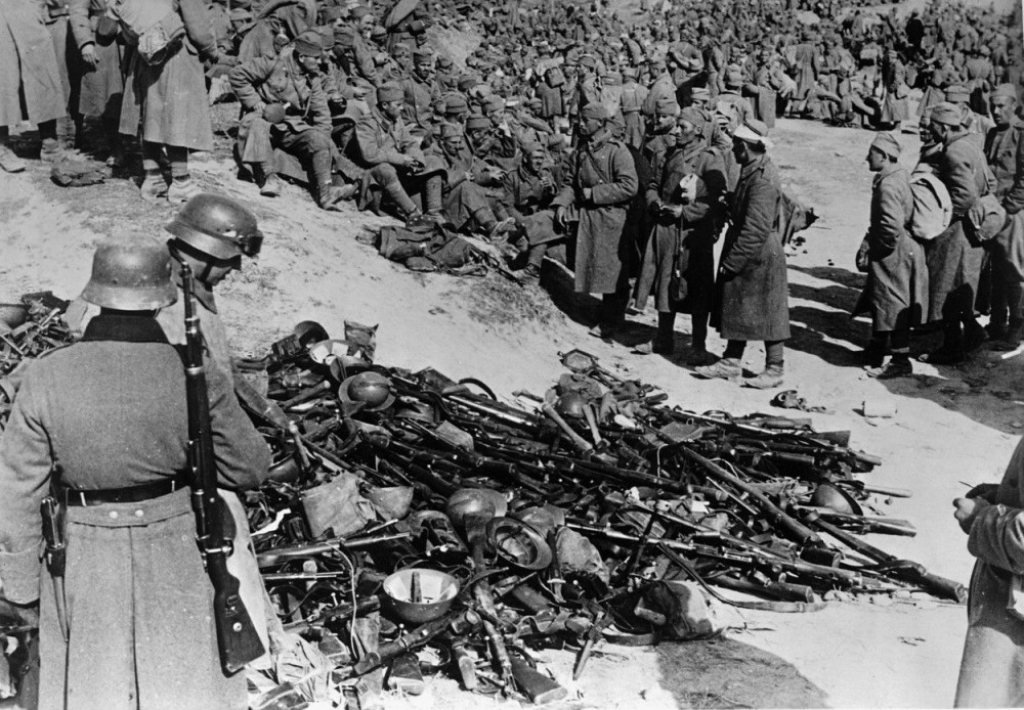 Pripadnici Vojske Kraljevine Jugoslavije polažu oružje