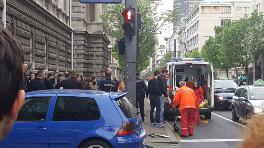 Hitna pomoć odvozi povređenog