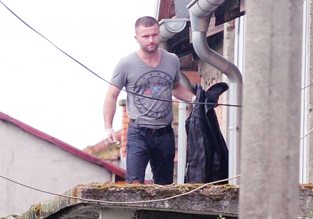 Inspektor sumnjive  stvari nosi  u policiju