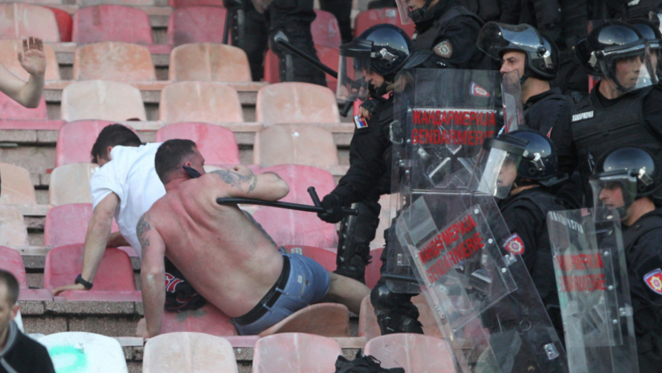 Tuča policije i navijača