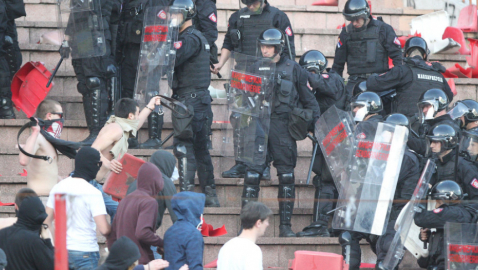 Tuča policije i navijača