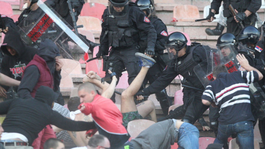 Tuča policije i navijača