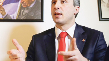 Maca pojela jezik: Boško Obradović