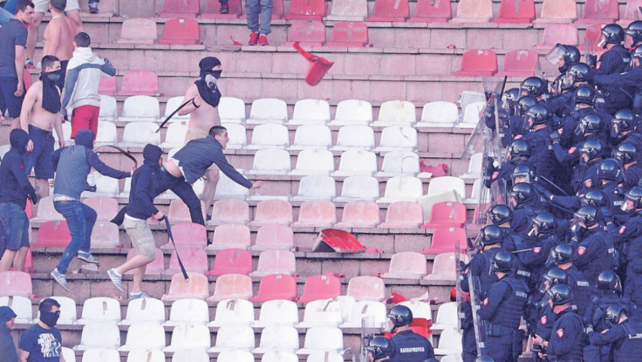 Huligani  naoružani teškim  vojničkim  kaiševima