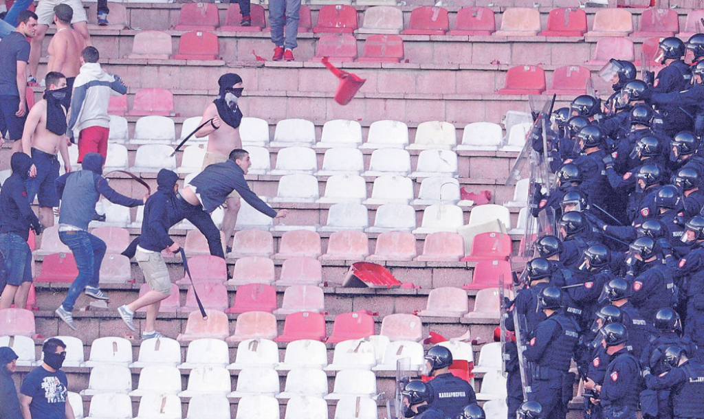 Huligani  naoružani teškim  vojničkim  kaiševima