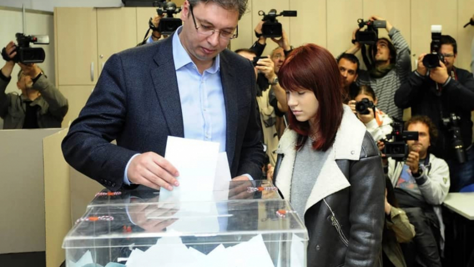 Premijer Vučić na glasanju sa ćekom