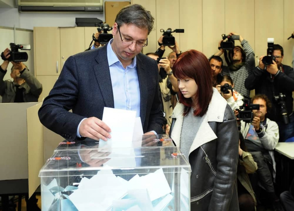 Premijer Vučić na glasanju sa ćekom