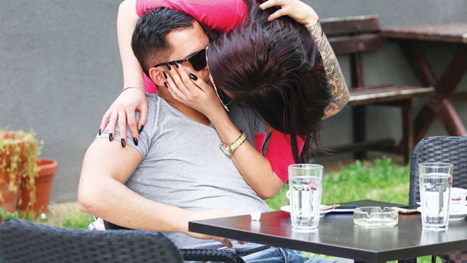 Ljubi, ljubi, al‘ glavu ne gubi