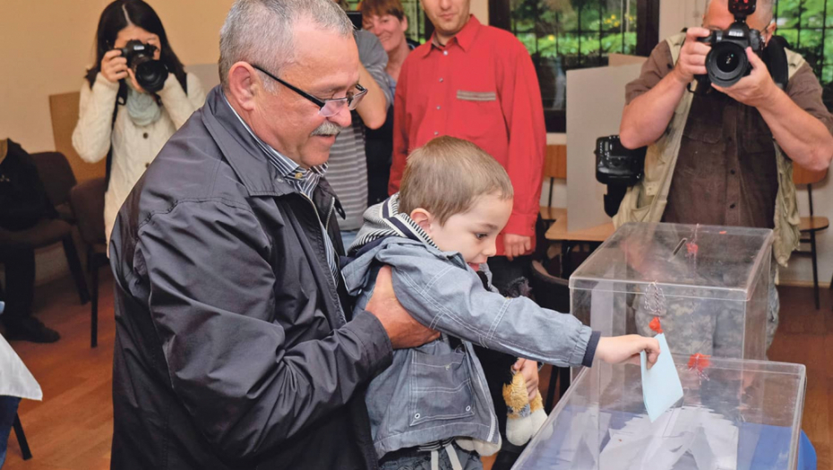 Na mladima svet  ostaje: Ljubi ga deda