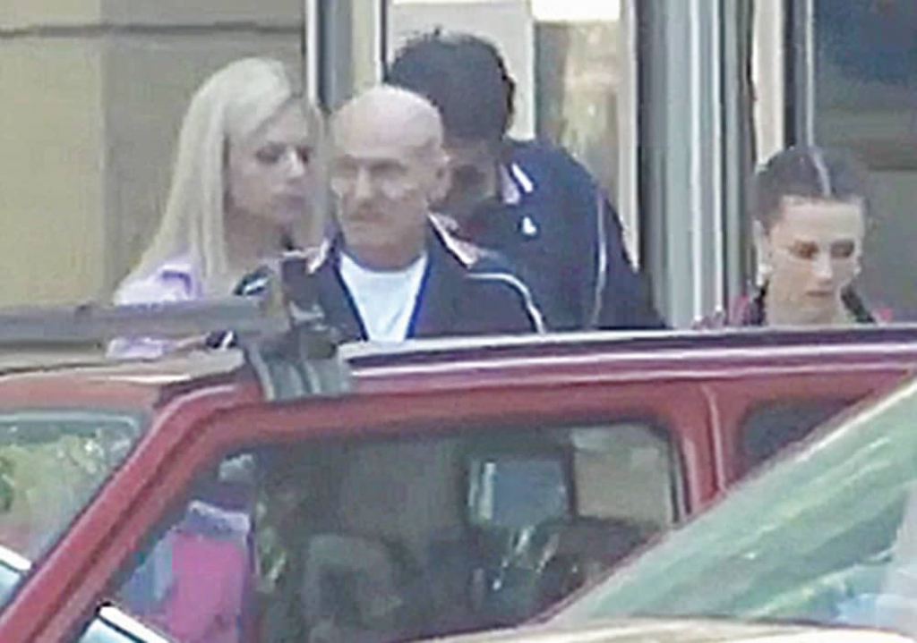 Cuca je poput prave brižne žene namestila kragnu &Scaron;abanu