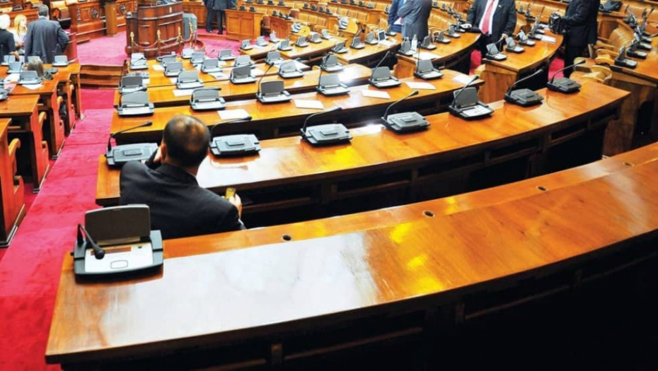 Naše poslaničke klupe zvrje prazne