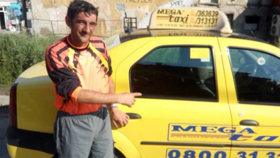 Nenad Matić ispred taksija u kojem se rodio njegov sin