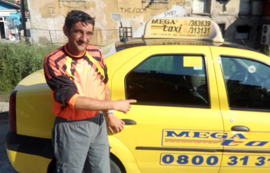 Nenad Matić ispred taksija u kojem se rodio njegov sin