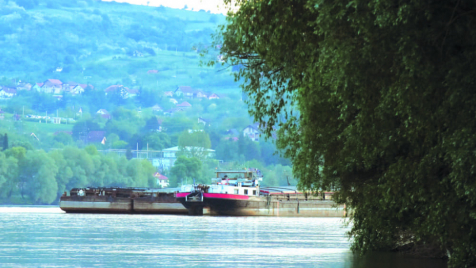 Barža na Dunavu